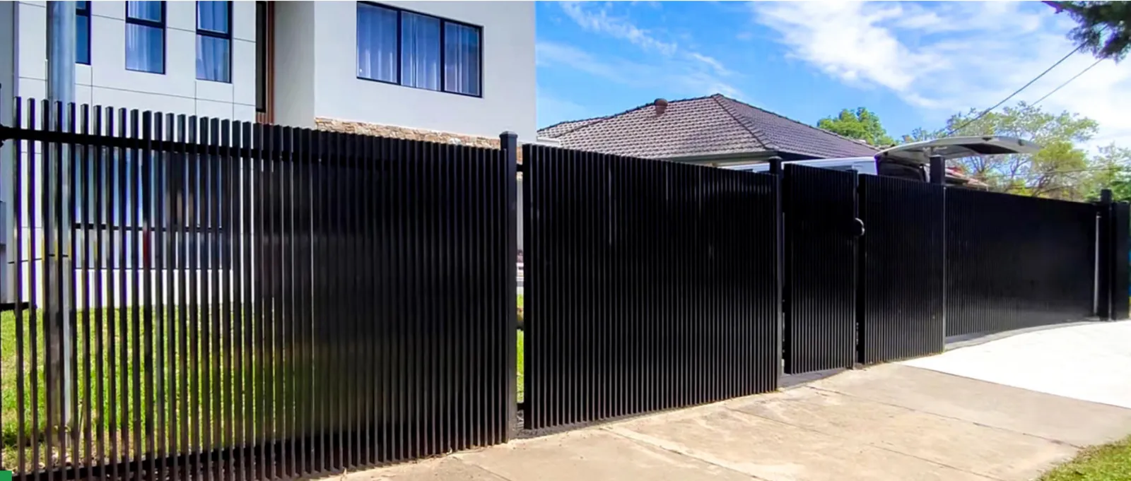Vertical blade aluminum fence on a commercial site